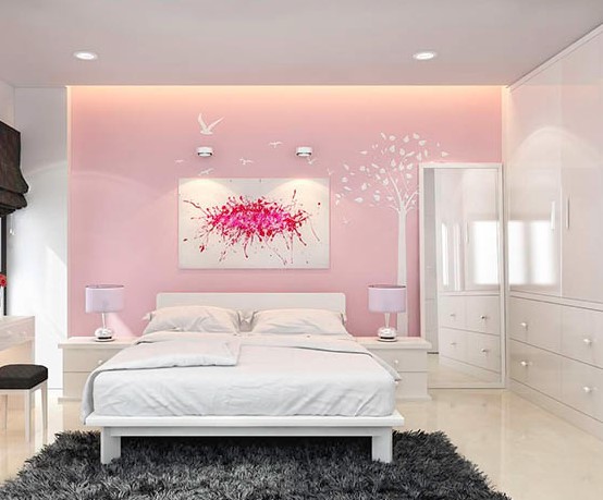 Ga giường màu trắng trơn mang lại cảm giác sạch sẽ với sắc hồng của tường