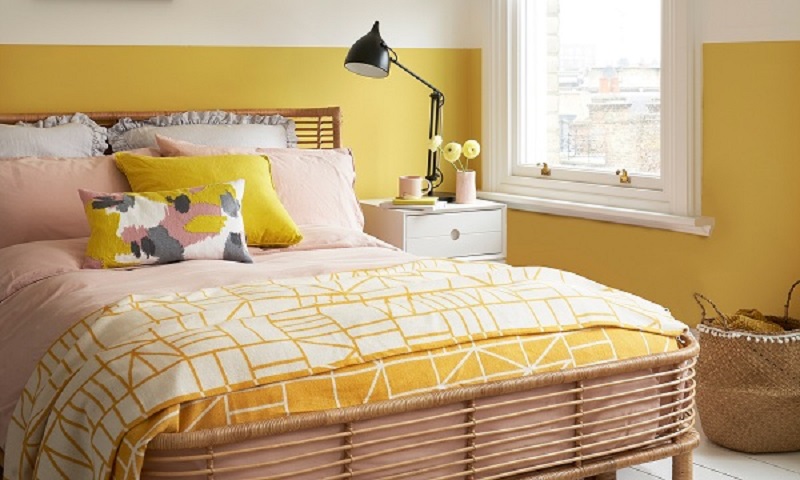 Chọn bộ ga giường Everon thích hợp với tường màu vàng phòng ngủ